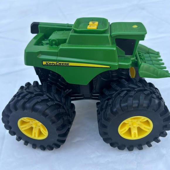 John Deere Combine Toy Farming Vehicle - Picture 2 of 6
